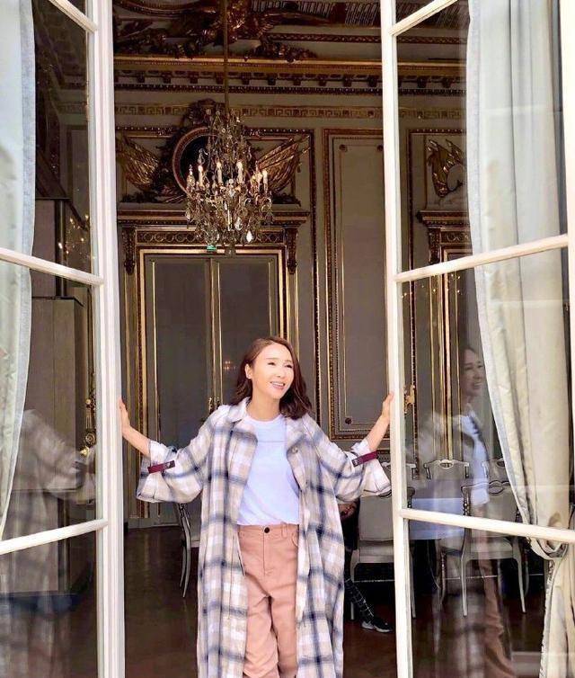 原创原创48岁阔太黎姿太美了没有步入中年发福的队伍气质不像母亲