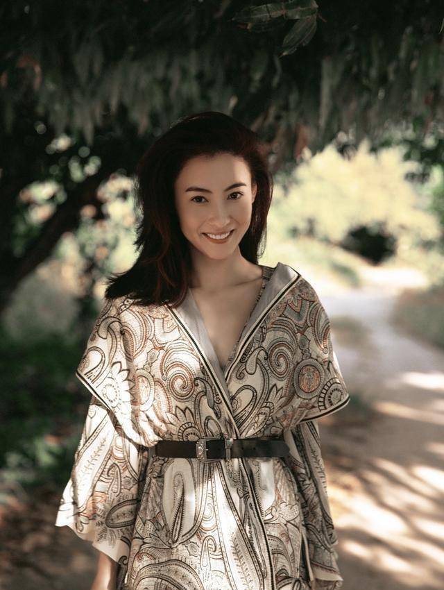 原创40岁的张柏芝"开挂了",温柔长裙明艳动人,嫩回颜值巅峰_显得_下半