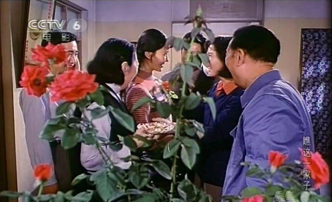 这张照片和开头遥相呼应,一家人从四个人增加到了六个人,正如我们全