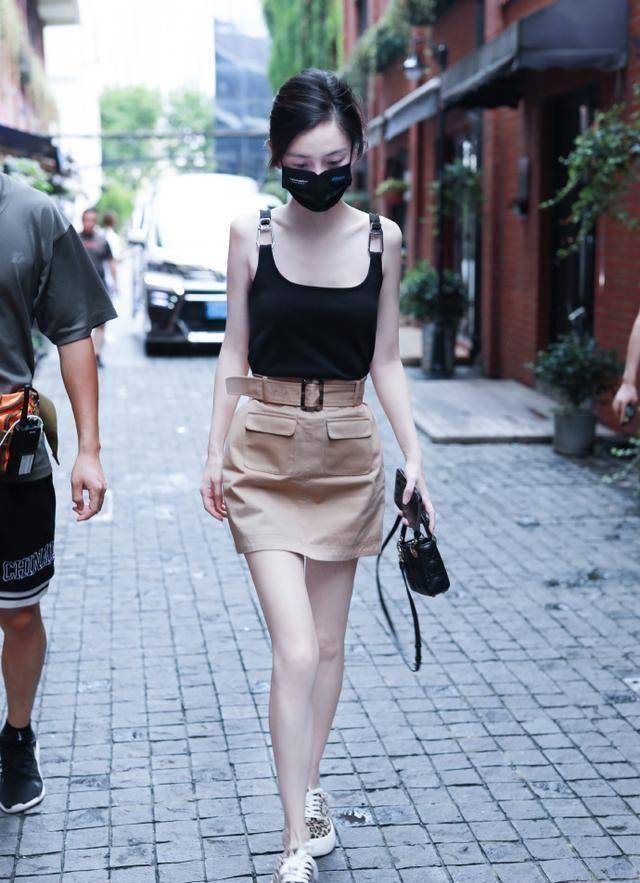 原创angelababy走在下班路上1800的半身裙屁兜缝在前面真够个性的