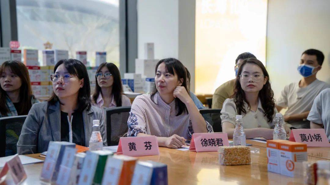 图|学院党委副书记徐晓君一行在会上听取爱生生命介绍图|学院党委副