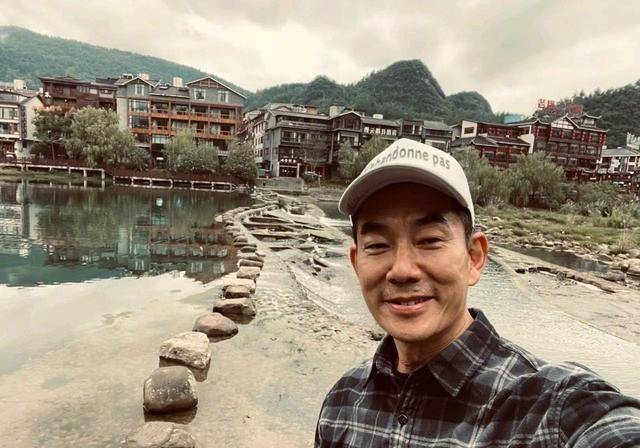 原创55岁任贤齐游玩张家界状态年轻有活力父亲是湖北武汉人