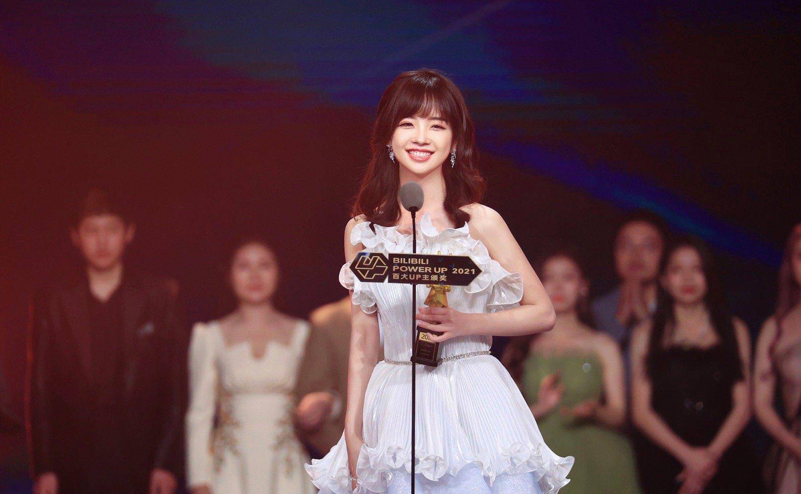 原创从外派记者到总台流量密码颜值与实力并存的国民老婆