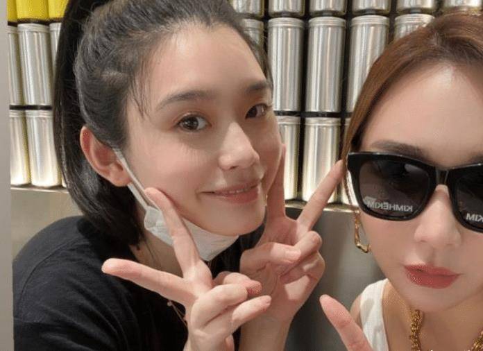 现在奚梦瑶也是近况复出了吧,只不过因为何鸿燊去世,所以还是蛮低调的