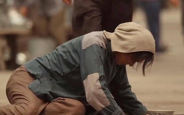 2013年老人给乞丐100元,事后才知道,对方竟是失踪已久的亲女儿_杨果