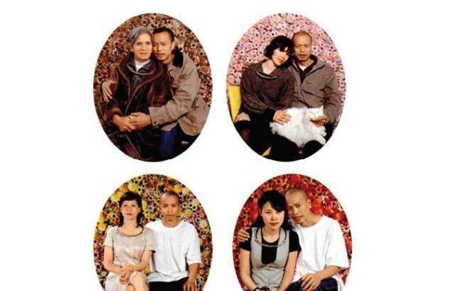 原创疯子艺术家何云昌割下自己的肋骨制成项链用水泥浇灌自己