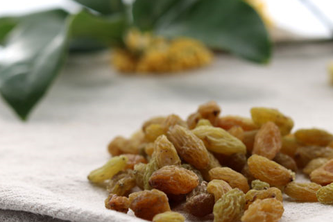 美容养颜对于女性来说是非常好,葡萄中有抗氧化,延迟衰老的功效,刚摘