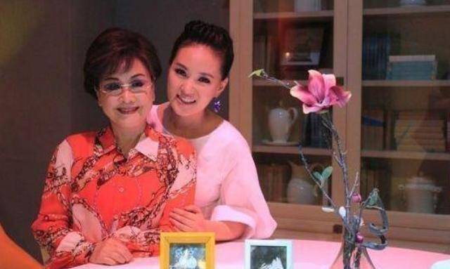 原创76岁李谷一近照已走出丧夫之痛与女儿肖一相依为命