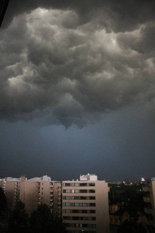 南昌雷暴大风,有人不幸坠楼身亡,雷暴天气发生前有何征兆?