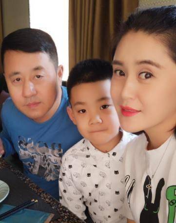 原创56岁王长贵携妻儿出行妻子一个包包50万网友太有钱了