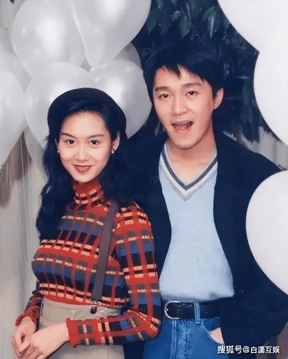 黄贯中是位多才多艺的音乐人,他常常给朱茵讲解曲子的创作背景和技巧