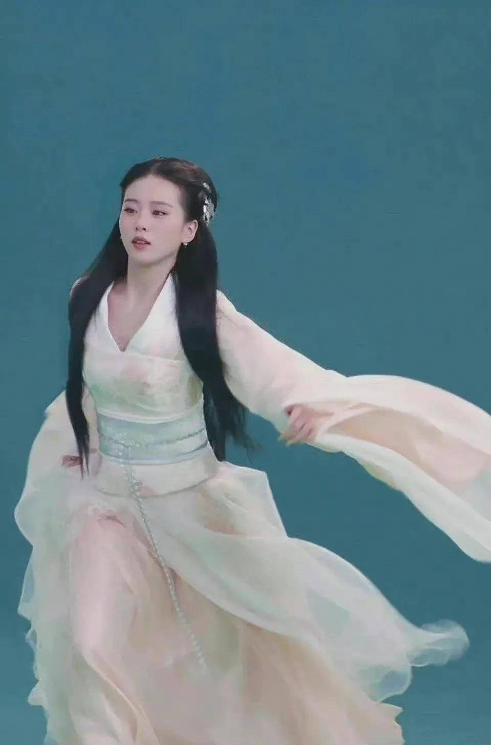 练练仪态吧,含身材驼背的古偶演员们,替身都比你们站得直_杨幂_脖子