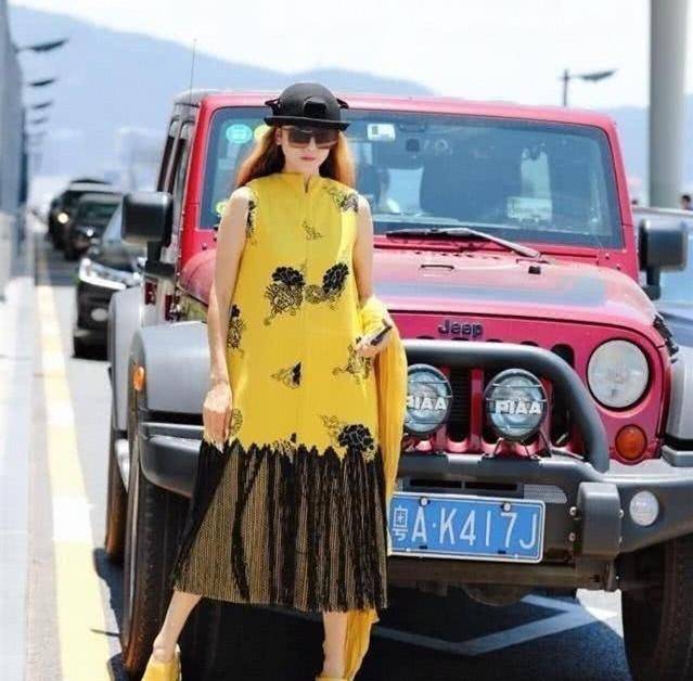 原创60岁杨丽萍机场街拍似少女被她放弃的小彩旗也越来越美了