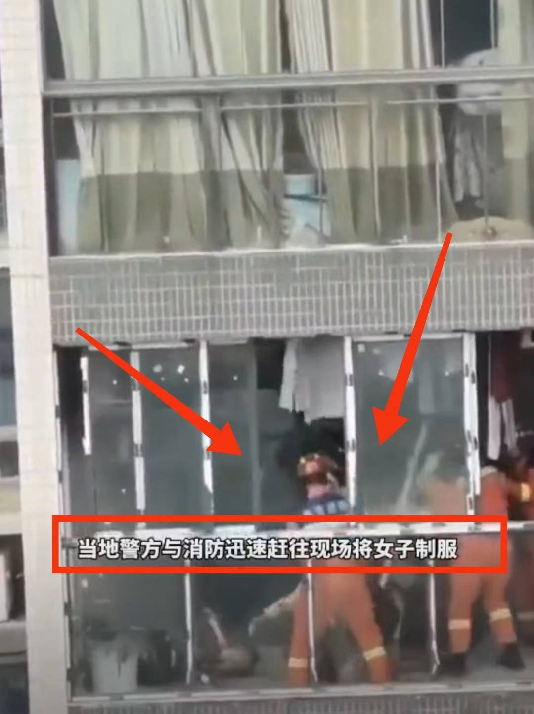 又转身准备对大儿子动手,好在警方及时赶到,破门而入冲向阳台,控制了