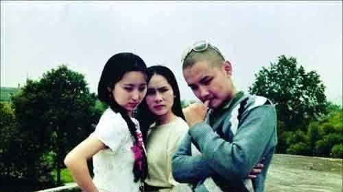 87《红楼梦》罕见照片,陈晓旭欧阳奋强合影,中间这位究竟是谁?