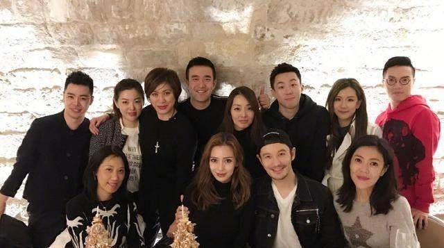 原创angelababy过生日把一幢房戴手上许愿但网友都在讨论她的双眼皮