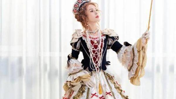 原创54岁李若彤挑战lolita装戴王冠扮高贵皇后你觉得怎么样