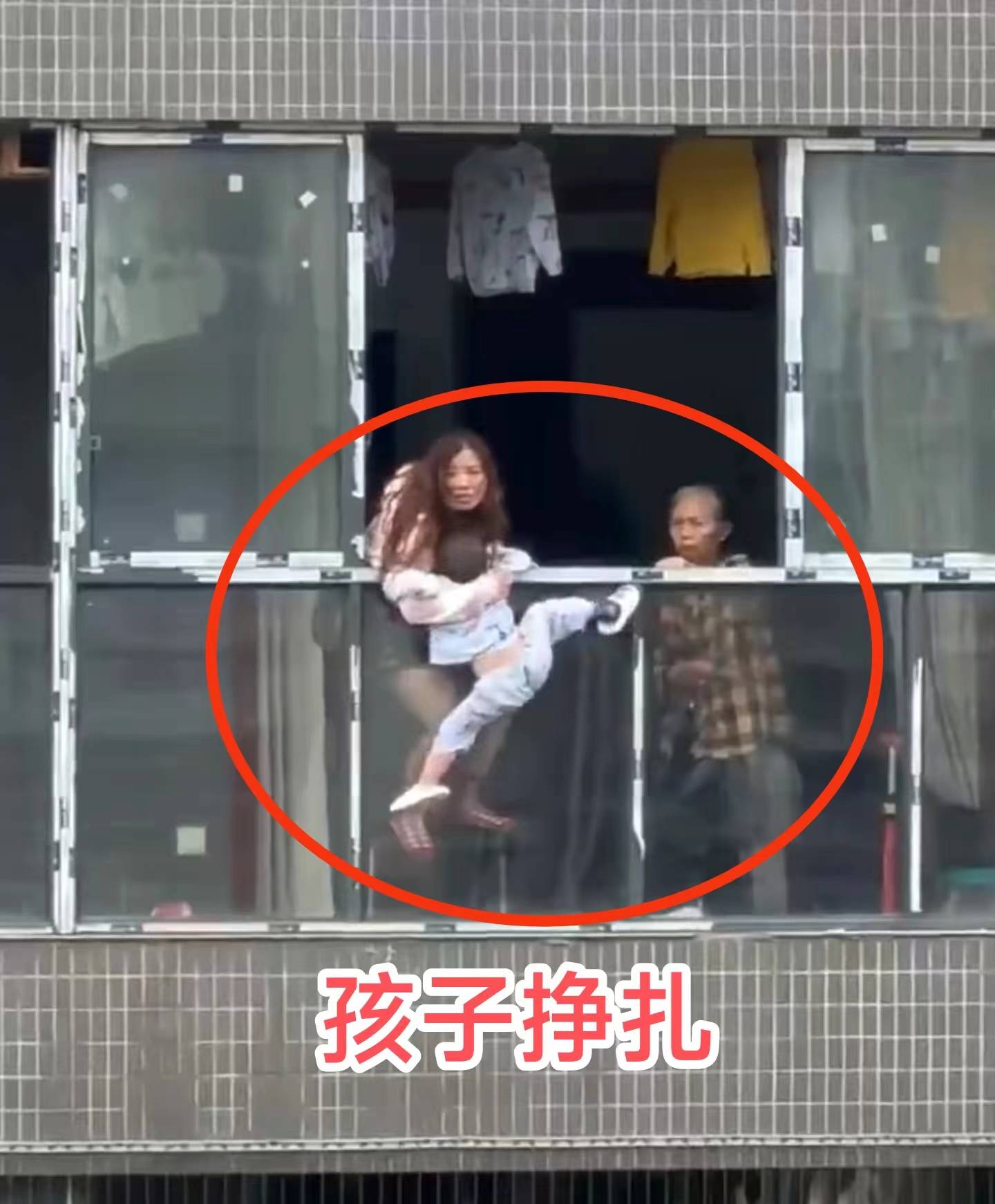 原创重庆女子扔孩子高清画面婆媳真容曝光婆婆全程表情漠然不劝阻