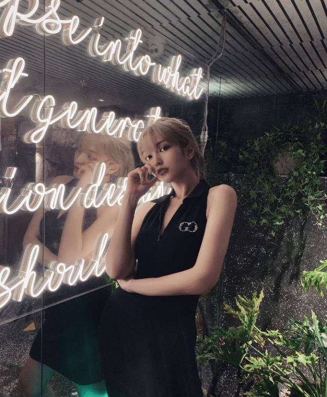 周扬青否认复合后晒照,穿"辣妹装"秀凹凸身材,终于明白小猪当年眼光_