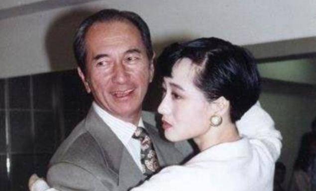 原创59岁利智喇嘛寺求神拜佛风韵不复从前一心服侍丈夫