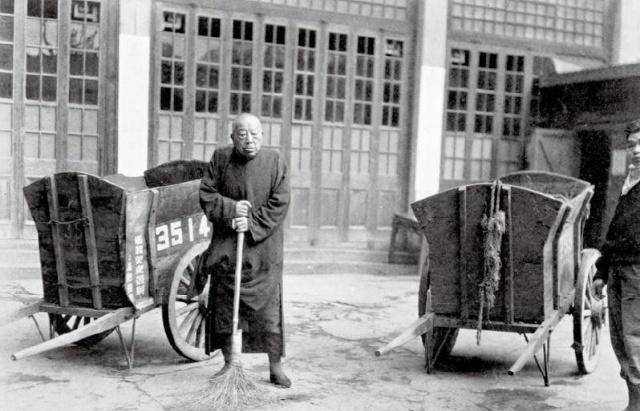 他曾是上海滩大佬,与原配离婚后,事业一落千丈,晚年只能扫大街_黄金荣