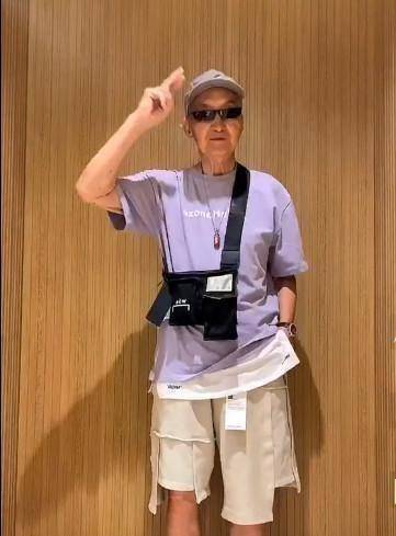 75岁大爷穿西装像霸道总裁!83岁老大爷亮出脚上的鞋:太潮了