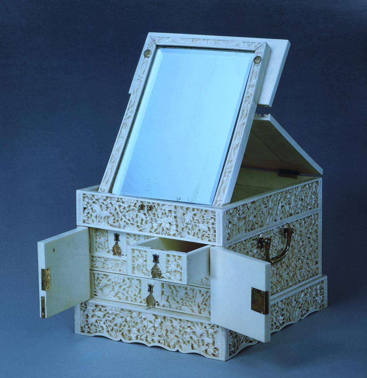 游艺神通(st)长期关注市场上古玉器的经济走势,对奢侈品鉴赏研究颇有