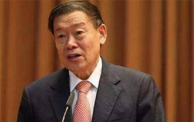 原创山东隐形首富张士平给16万员工盖房自己用200元老年机