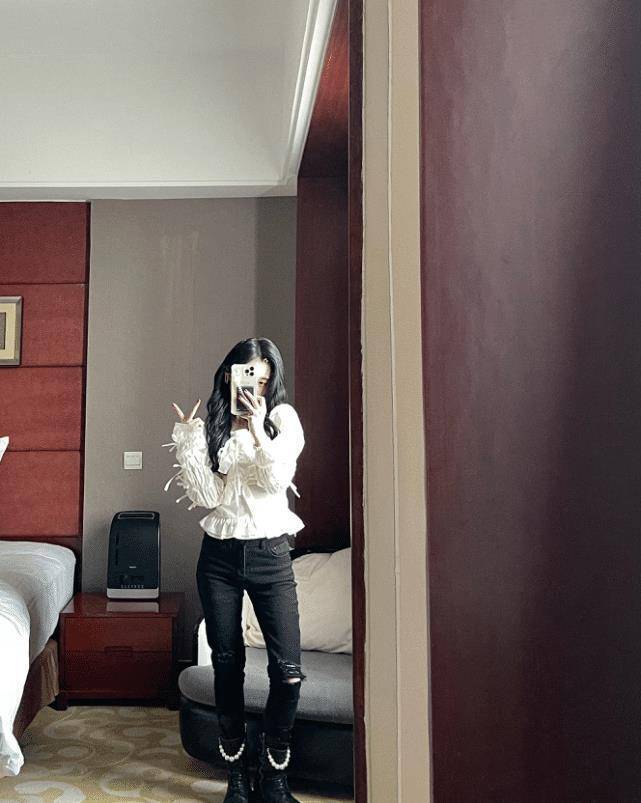 鞠婧祎晒素颜美照,却被身旁镜子暴露真实颜值,原来四千年美女长这样