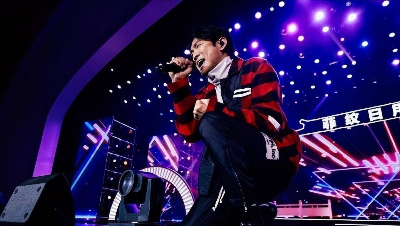 出道3,4年内,杜德伟推出了多张音乐专辑,并涉猎影视圈,向着全方位艺人