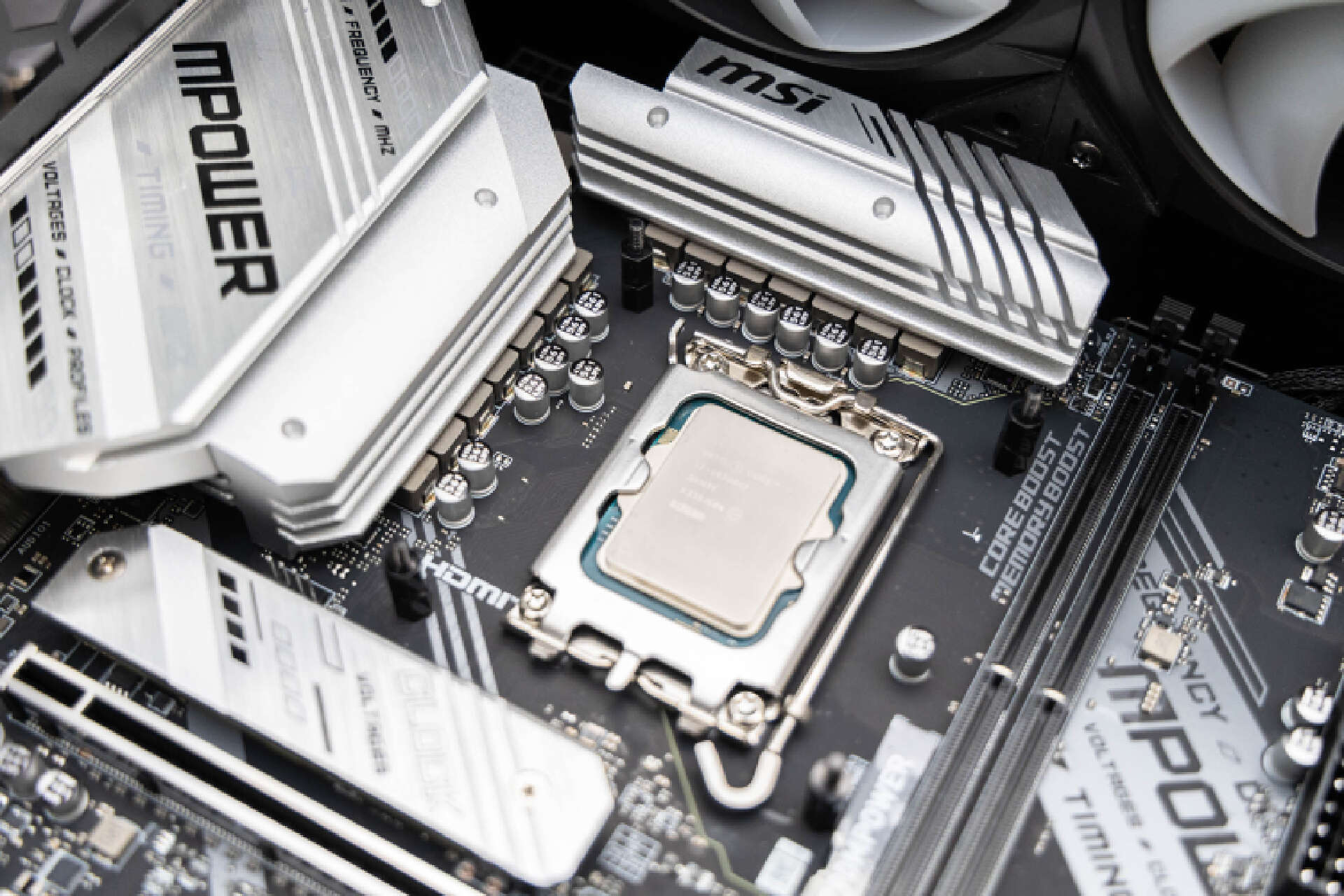 银黑配色的组合,也让装机方案的选择可黑可白,搭配更加灵活,对于喜欢