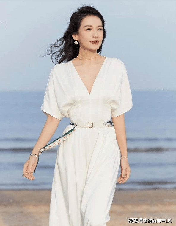 原创章子怡离婚后状态越来越好穿深v白色连体裤去海边玩又美又飒