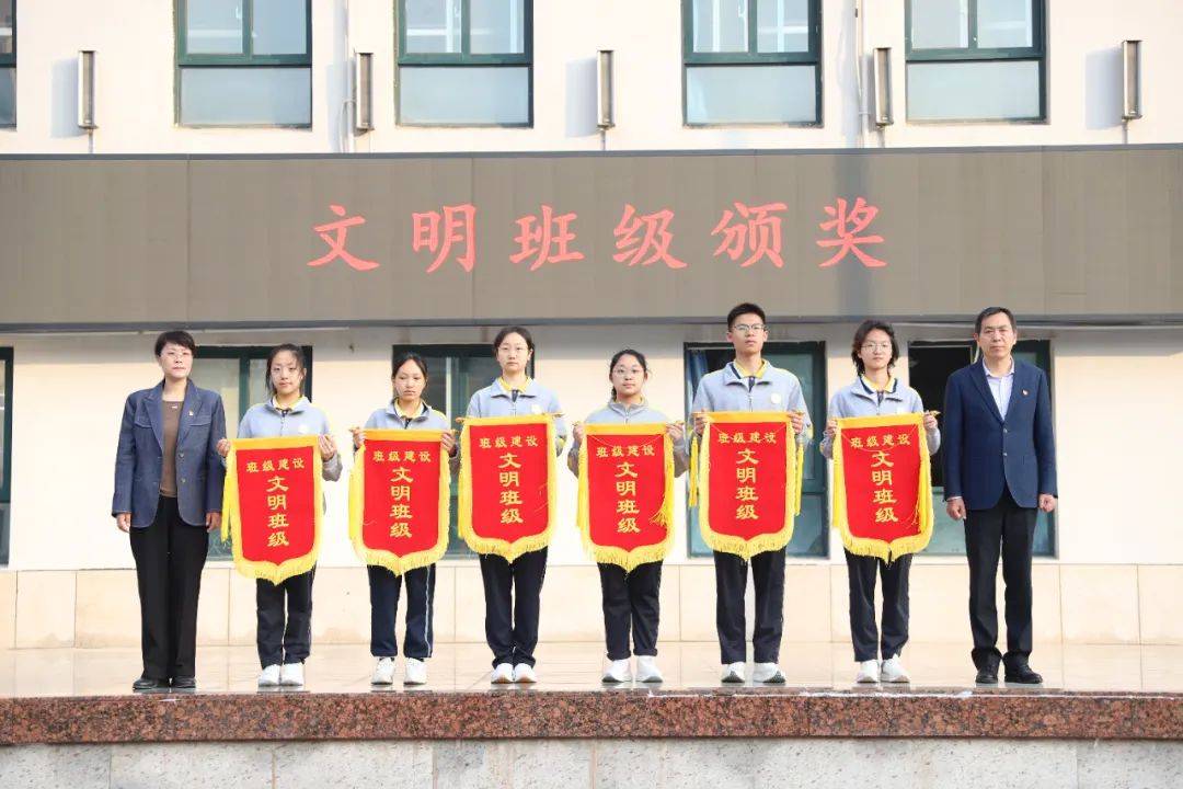 追忆清明缅怀英烈郑州群英中学举行清明节主题升旗仪式