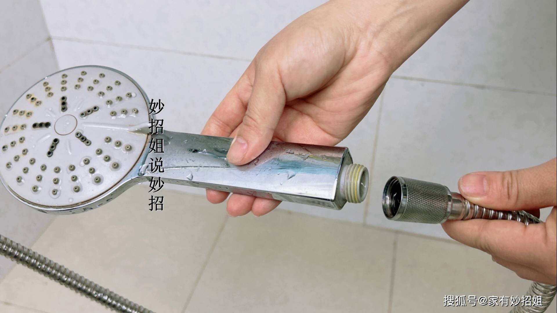 淋浴喷头堵了出水小?教你小窍门,立马疏通和新的一样好用_水垢_塑料袋