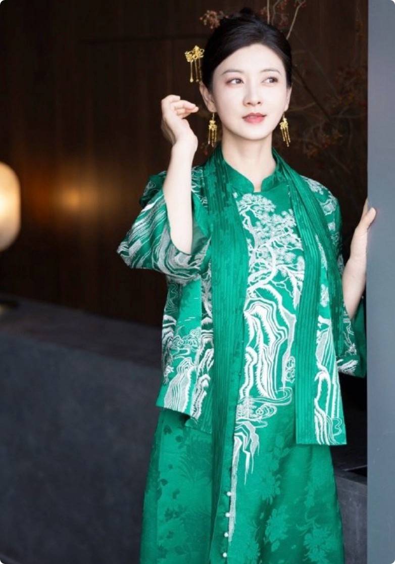 被雍容华贵的斓曦惊艳,不穿暴露礼服却艳压群芳_一身_时装_女明星