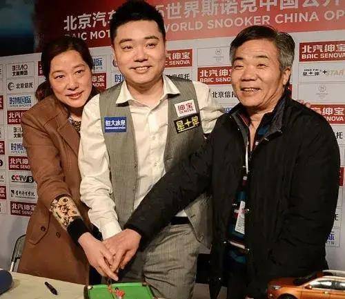 丁俊晖晒全家福庆生,客厅挂齐白石虾画,俩女儿颜值全曝光_元元_一家