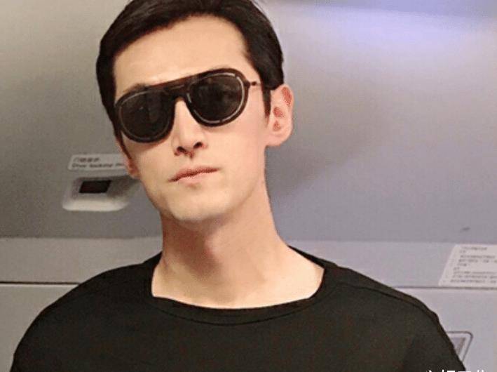 原创胡歌机场照被疯传无美颜滤镜的原相机下真实状态不敢信