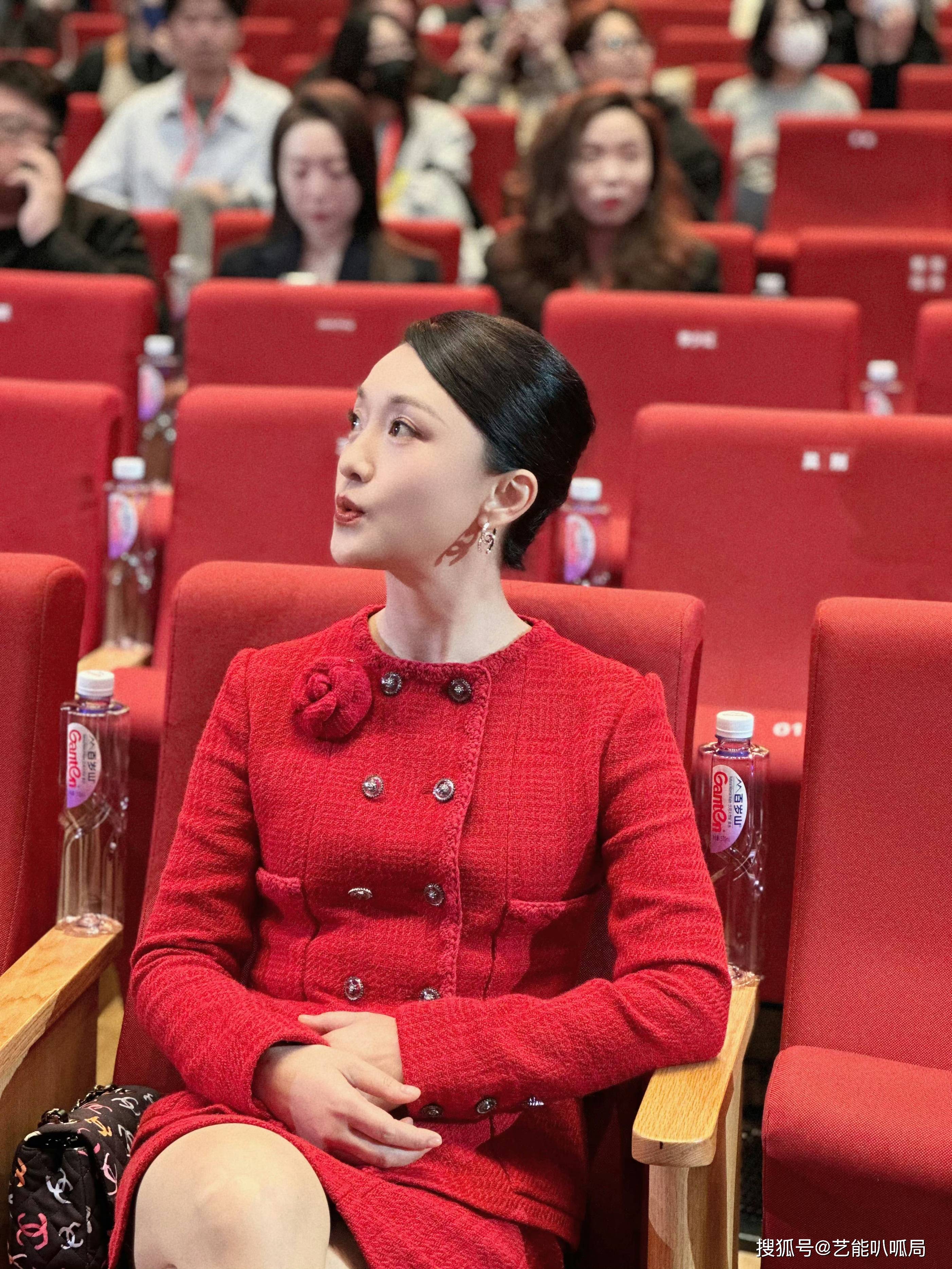 别人穿香奈儿会做作,但是周迅穿永远是服帖.