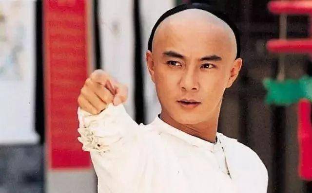 原创54岁张卫健落泪表白老婆感谢你当年破产不弃穿二手婚纱嫁我