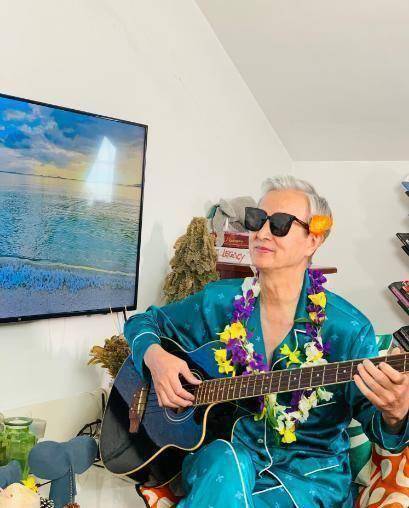 83岁老大爷亮出脚上的鞋:太潮了_爷爷_色彩_色调