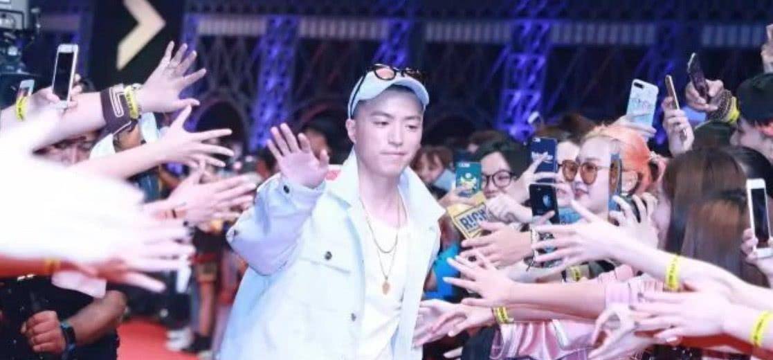 原创青2导师jonyj晒照小豆芽可爱讨喜网友给她买最好的奶粉