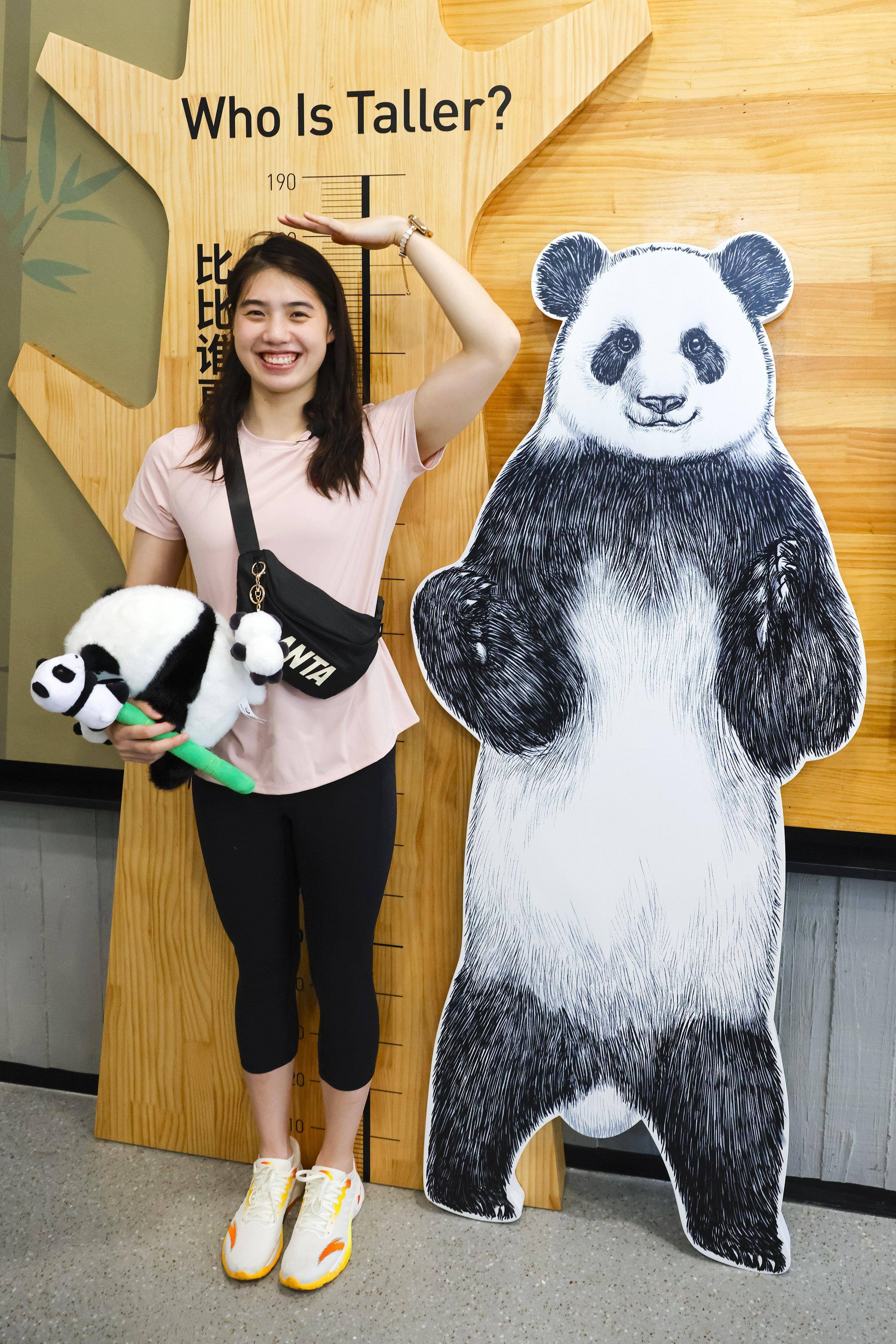 张宇菲穿着白色高跟鞋现身充满女人味26岁的花样年华魅力满满