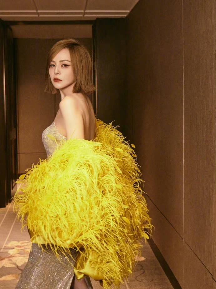 原创上海时装周53岁王琳逆生长奚梦瑶成土气大妈胡兵杀疯了