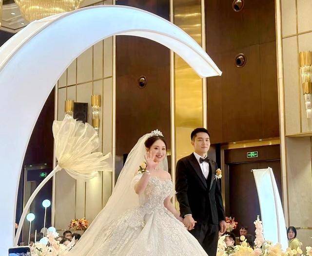 中国体操名将邓琳琳祝贺前队友陈思怡婚礼圆满_网友_新郎_照片