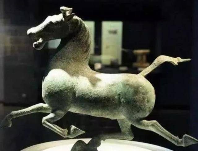 原创课本中为什么没有马踏飞燕的正面照是为了给国宝留点面子