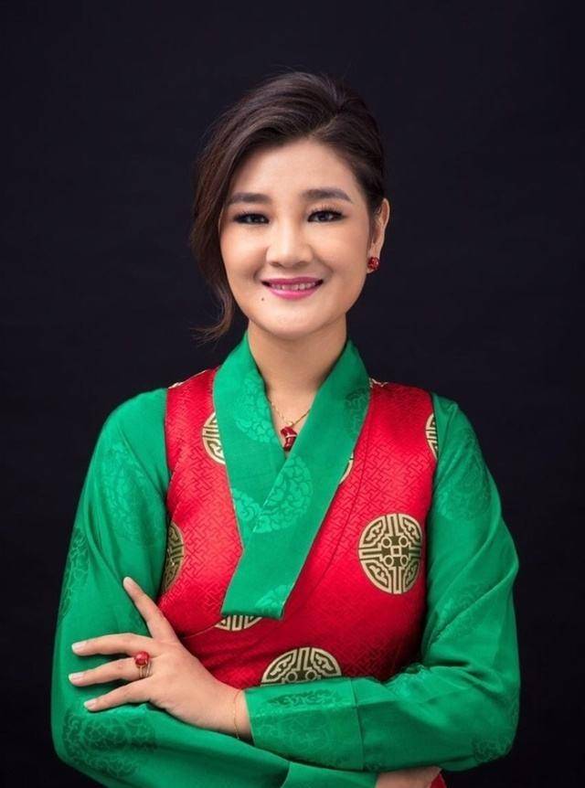 作为一位从藏族走出来的女歌手,从小连饭都吃不起的降央卓玛简直经历