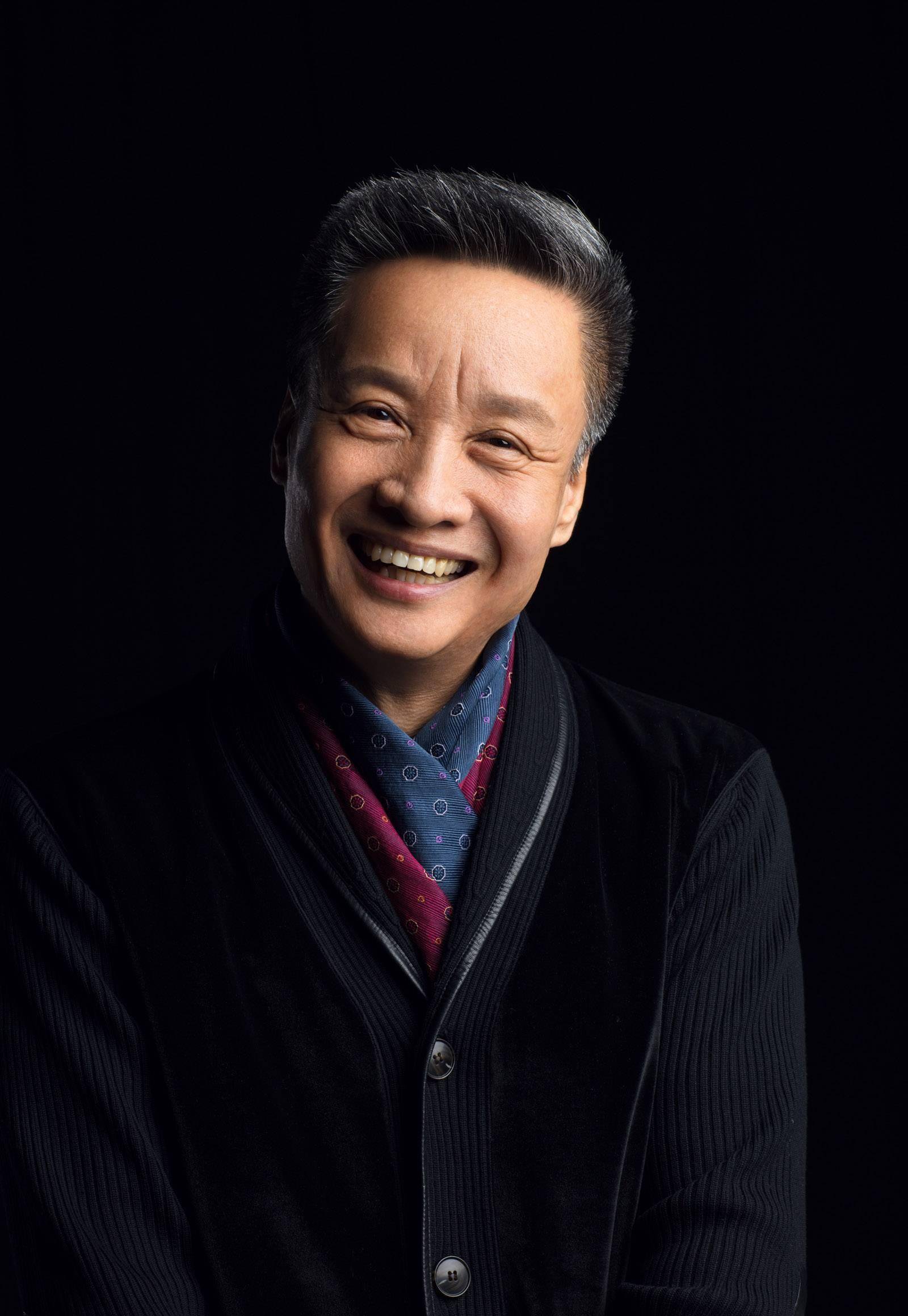 从一个穷小子到歌唱家,在事业当红时,他的身旁不乏崇拜者和追求者,可