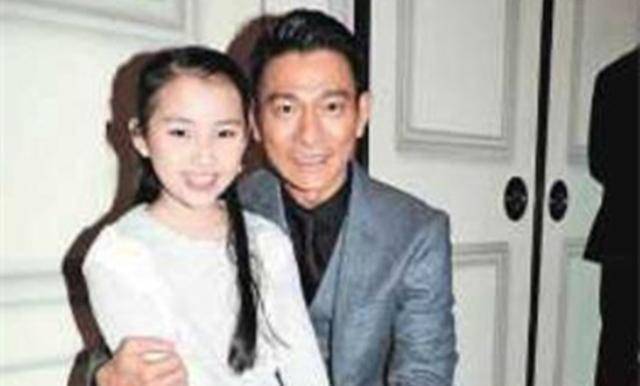 原创56岁刘德华家人近照曝光妻子素颜显老态5岁女儿被赞神仙颜值