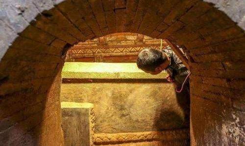 原创挖水库时发现古墓连棺材钉子都是纯金的墓主身份是谁