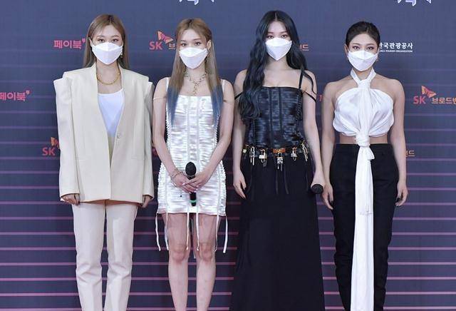 柳智敏身高168,而且腿还挺长的,这一套衣服直接五五开的身材了.